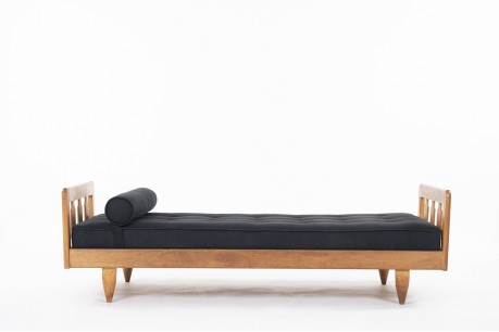 Charlotte Perriand daybed in pine and beige fabric Les Arcs 1960